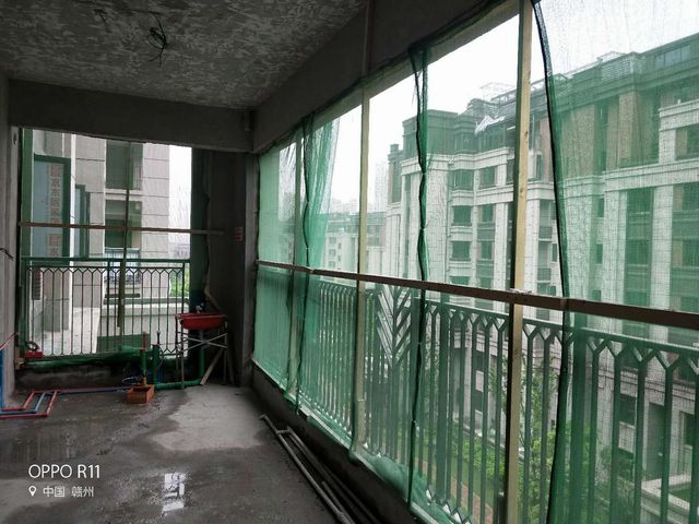 1施工前期做好安全防護(hù)工作，陽臺(tái)掛好防護(hù)網(wǎng) (2).jpg