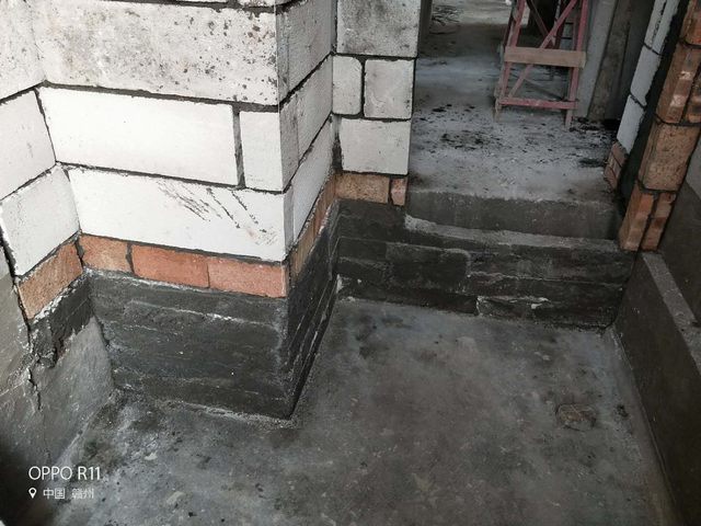 6廚房、衛(wèi)生間新砌墻體，澆筑混凝土地梁，讓墻體更受力，后期防水更有保障.jpg