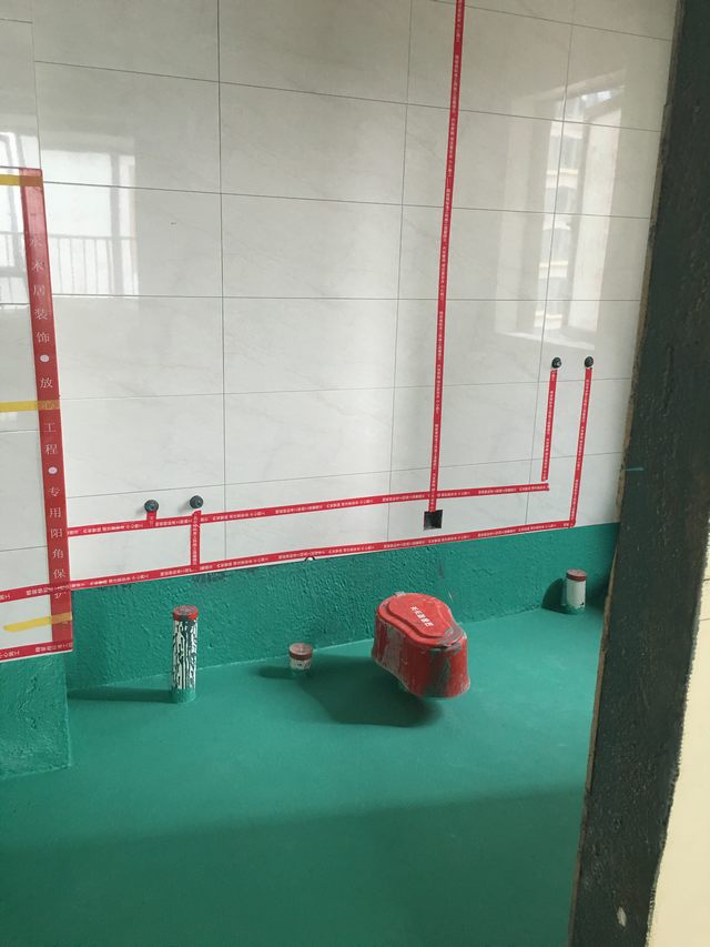 10衛(wèi)生間做好預(yù)制板找平后防水工藝處理，做到翻墻30公分使墻地防水連為一體.jpg