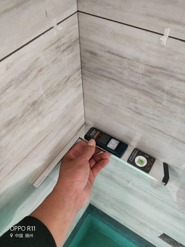 15墻面磚陰角用90度角尺做檢測(cè).jpg