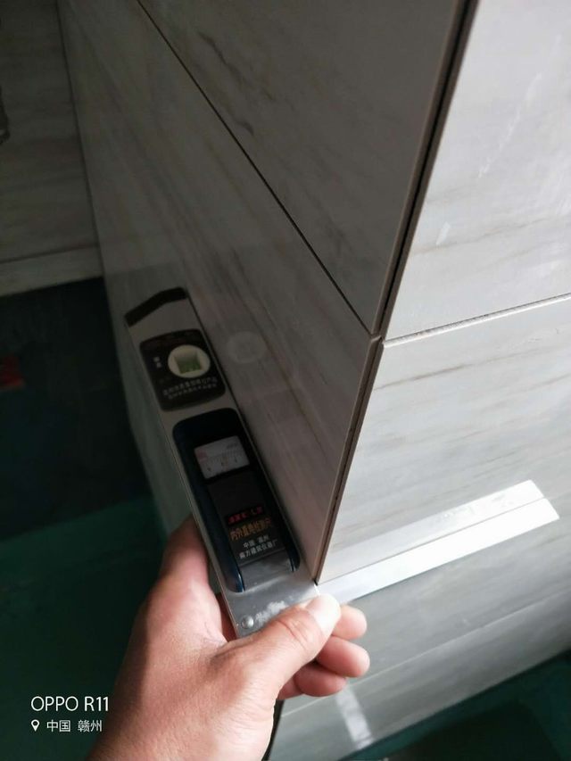 16墻面磚陽(yáng)角用90度角尺做檢測(cè)..jpg