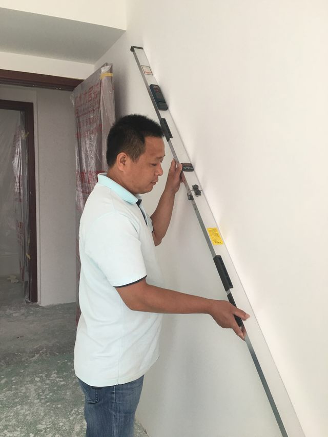 9墻面刮完灰打完磨，用靠尺檢測墻面的平整度.jpg