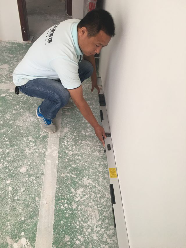 10墻面刮完灰打完磨，用靠尺檢測踢腳線位的平整度.jpg