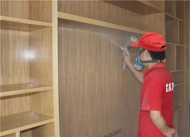 8噴槍距作業(yè)面為35-40mm左右，不能飛槍噴， 更不能貼面噴，霧化要均勻一致，不流掛.jpg